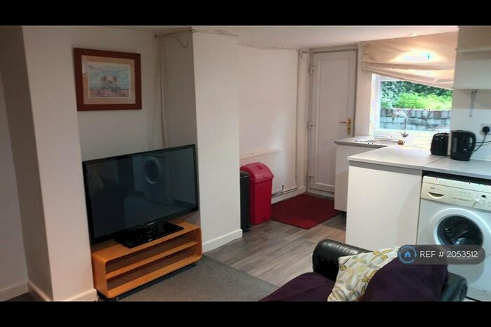 3 Bedroom Terraced House To Rent In Beechwood View, Leeds, LS4