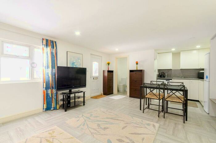 Studio To Rent In Addison Gardens, Surbiton, KT5