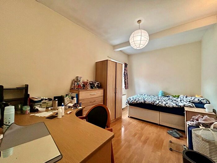 5 Bedroom Semi-Detached House For Sale In Oxford Road, Southampton, SO14