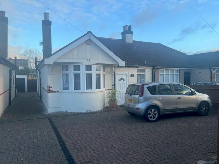 3 Bedroom Detached Bungalow To Rent In Sunbury, Sunbury On Thames, TW16