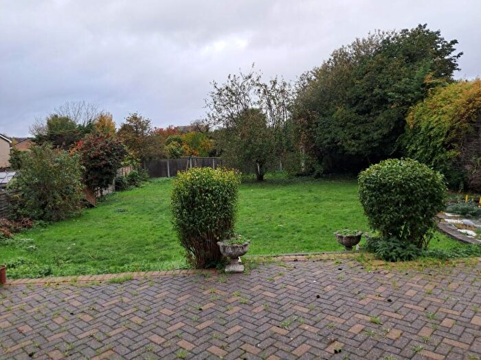 6 Bedroom Semi-Detached House For Sale In Farm Road, Rainham, RM13