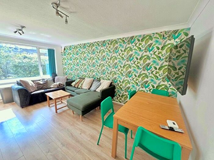 3 Bedroom Flat To Rent In The Poplars, Headingley, Leeds, LS6