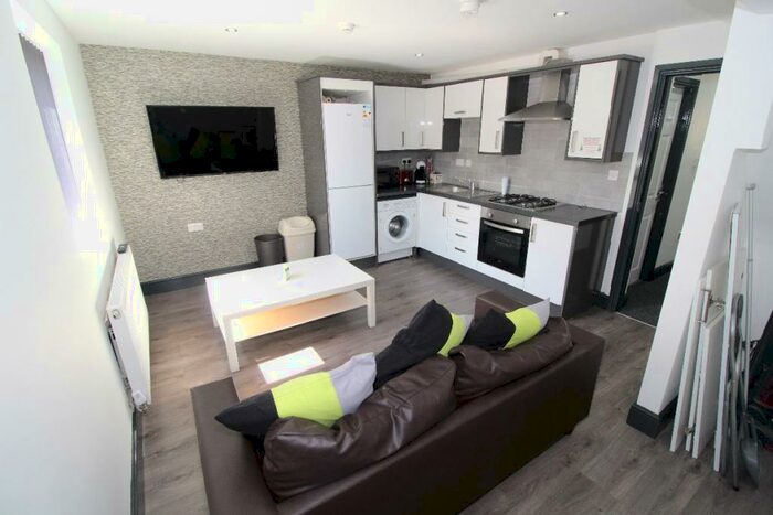 3 Bedroom Flat To Rent In St Stephens Road, Flat, Preston, Lancashire, PR1