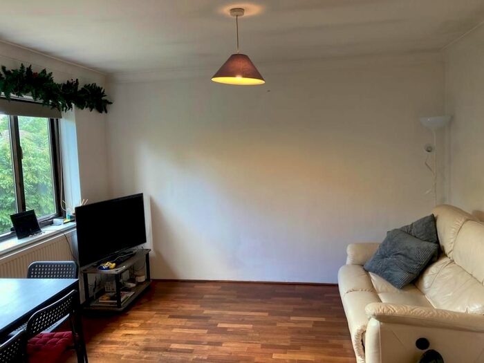 2 Bedroom Maisonette To Rent In The Avenue, Northwood, HA6