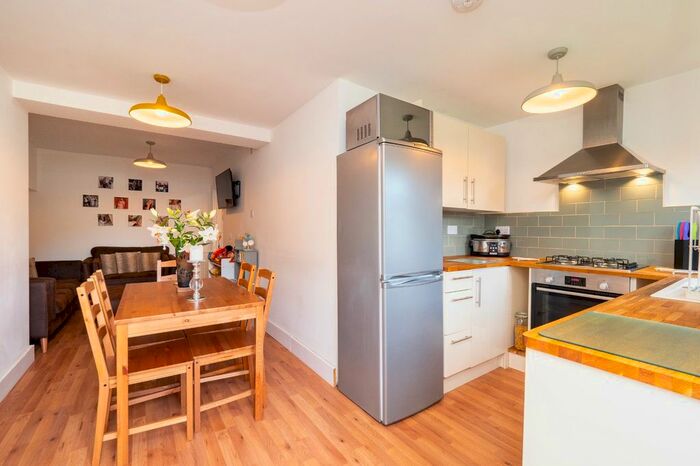 4 Bedroom Semi-Detached House To Rent In Shap Crescent, Carshalton, SM5