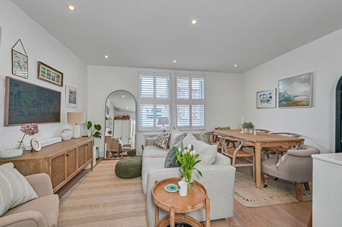 3 Bedroom Maisonette For Sale In White Hart Lane, Barnes, SW13