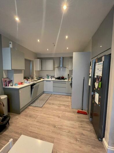 2 Bedroom Flat To Rent In Finchley Road, London, NW11