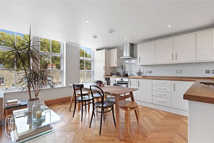 3 Bedroom Flat For Sale In School Mews, London, E1
