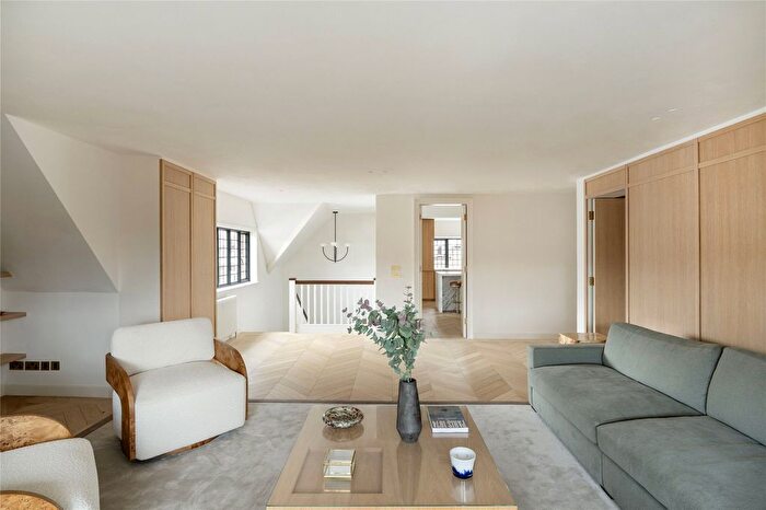 2 Bedroom Flat For Sale In Walton Street, London, SW3