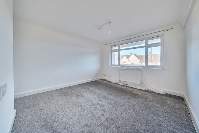 3 Bedroom Flat To Rent In Well Hall Road, London, SE9