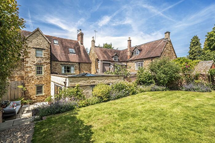 4 Bedroom Semi-Detached House For Sale In Stinchcombe, GL11