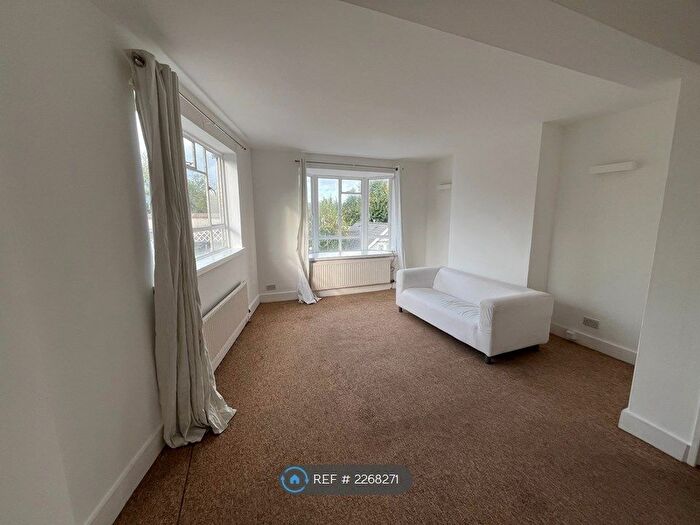 3 Bedroom Flat To Rent In Strawberry Hill, Twickenham, TW1
