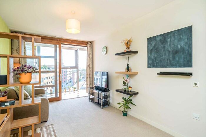 1 Bedroom Flat For Sale In Lombard Road, Battersea, SW11