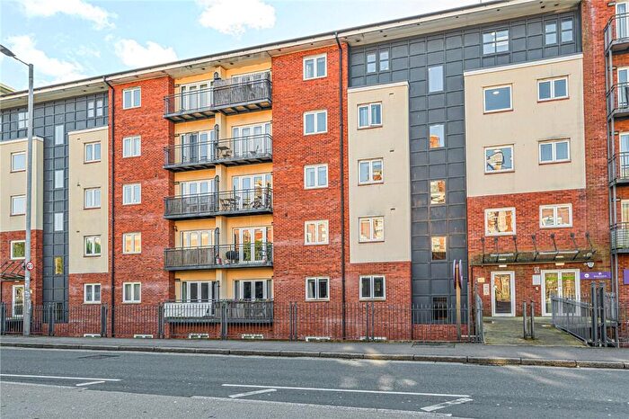 2 Bedroom Apartment For Sale In New North Road, Exeter, Devon, EX4