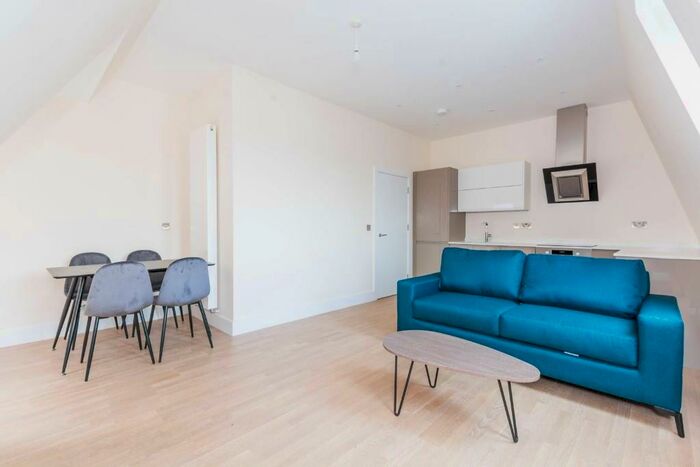 3 Bedroom Flat To Rent In High Street, London, N8