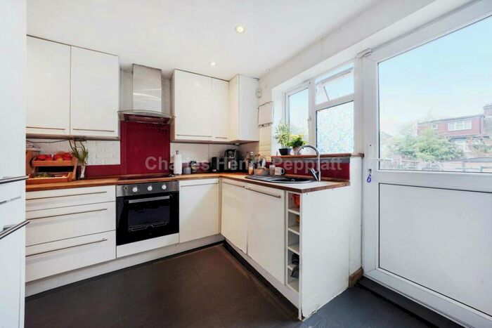 3 Bedroom House To Rent In Amwell Close, Enfield, EN2