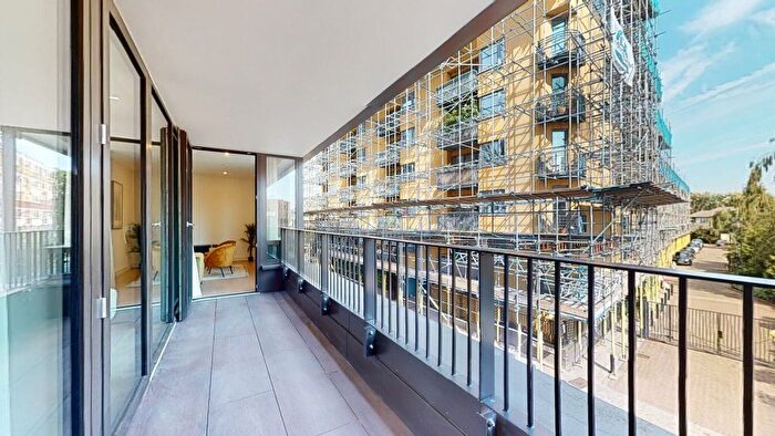 3 Bedroom Flat To Rent In Cremer Street, London, E2