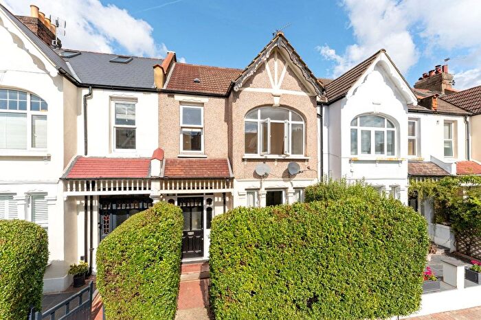 2 Bedroom Flat To Rent In Replingham Road, London, SW18