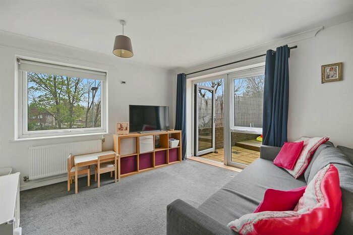 1 Bedroom Flat To Rent In Otter Drive, Carshalton, SM5