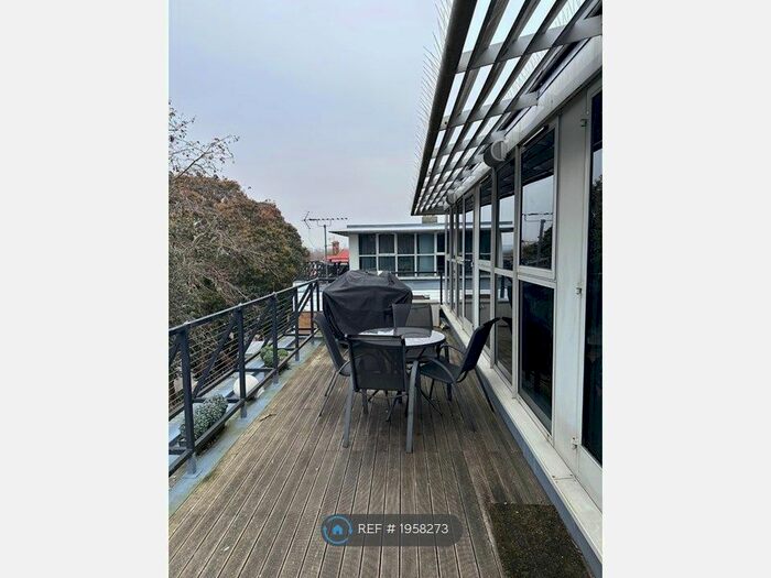 1 Bedroom Flat To Rent In Berkeley Court, London, SW15