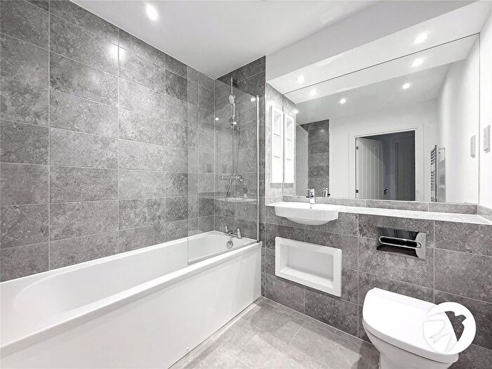 2 Bedroom Flat To Rent In Batesford Close, Kings Hill, West Malling, Kent, ME19