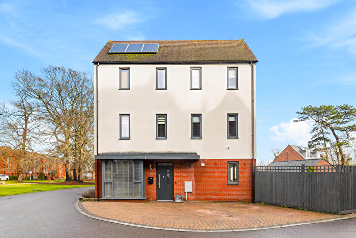 3 Bedroom Detached House For Sale In Ref: Gk - Chaucer Gardens, Coulsdon, CR5