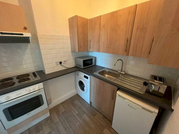 2 Bedroom Flat To Rent In Flat, Queens Park Road, BN2