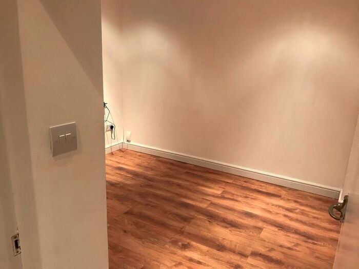 5 Bedroom Detached House For Sale In Hatton Road, Feltham, Greater London, TW14