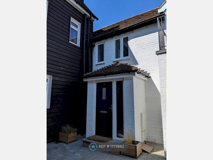 2 Bedroom Flat To Rent In High Street, Kent, ME20