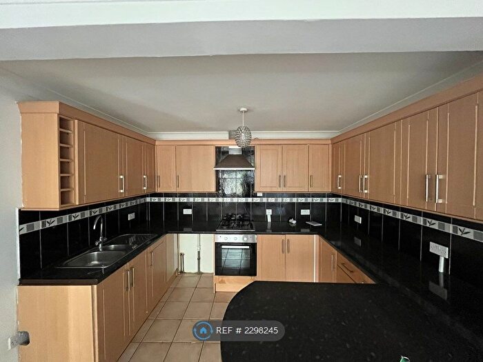 3 Bedroom Flat To Rent In Whitton Road, Twickenham, TW2