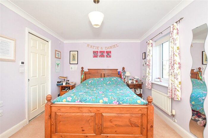 3 Bedroom End Of Terrace House For Sale In Woodlands Lane, Chichester, West Sussex, PO19