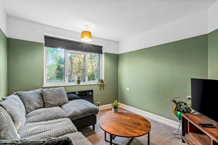 2 Bedroom Detached Bungalow To Rent In Woollens Brook, Hoddesdon, Hertfordshire, EN11