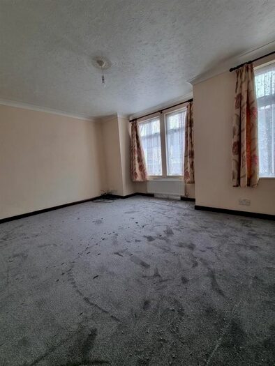 3 Bedroom Flat To Rent In Canterbury Street, Gillingham, ME7