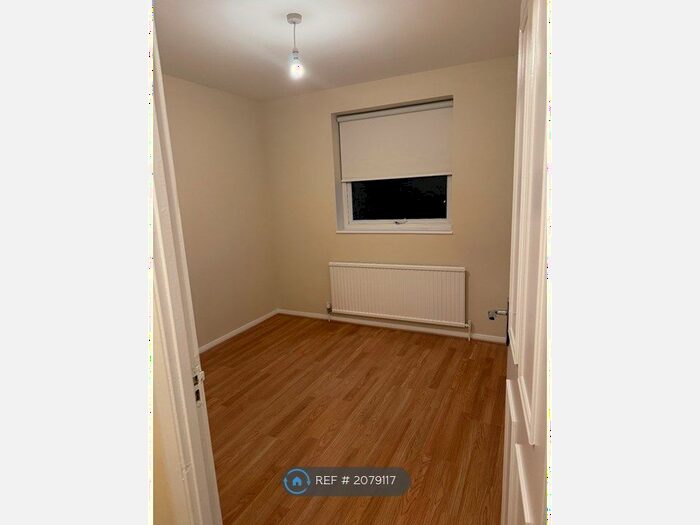 2 Bedroom Flat To Rent In Castle Avenue, London, E4