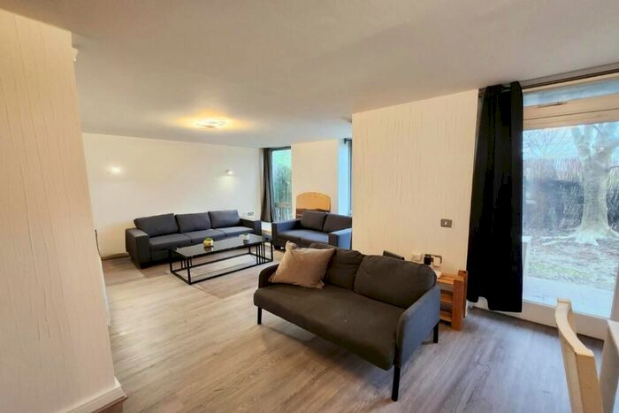 2 Bedroom Flat To Rent In Hunt Close, Holland Park, W11