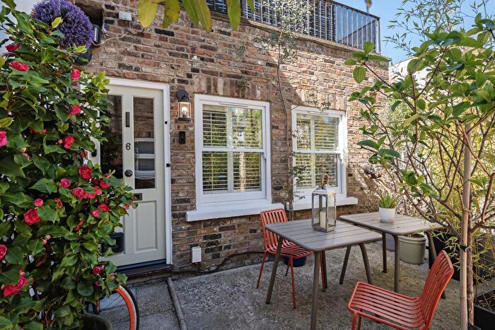 2 Bedroom Flat For Sale In Hornsey Road, Hornsey, London, N7