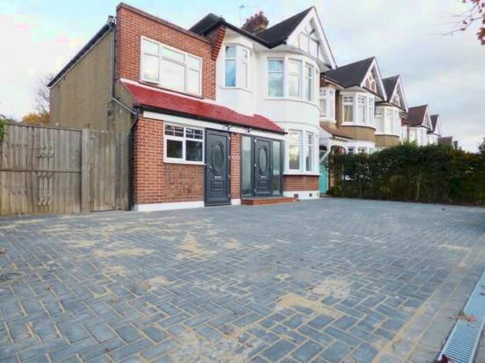 Studio To Rent In Wroxham Gardens, Bounds Green, London, N11