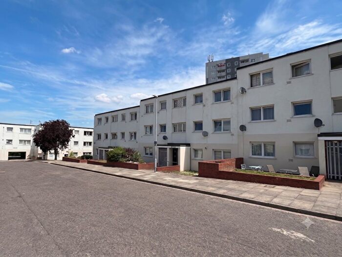 3 Bedroom Flat For Sale In Essex Close, Luton, Bedfordshire, LU1