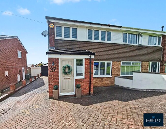 3 Bedroom Semi-Detached House For Sale In Southcroft Avenue, Birkenshaw, BD11