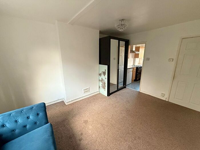1 Bedroom Flat To Rent In Theydon Grove, Woodford Green, IG8