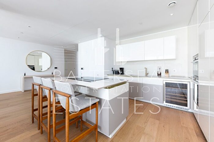 3 Bedroom Flat To Rent In L-, Electric Boulevard, Battersea, SW11