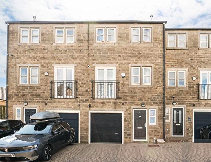 4 Bedroom Town House For Sale In Weavers Court, Queensbury, Bradford, BD13