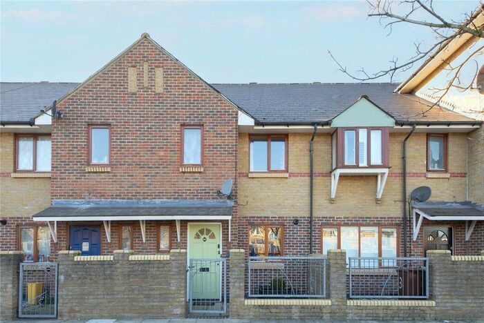 3 Bedroom Detached House To Rent In Arnett Square, Chingford, London, E4