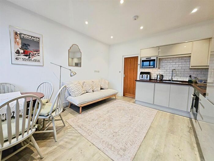 1 Bedroom Flat To Rent In Kingston Road, Wimbledon, SW19