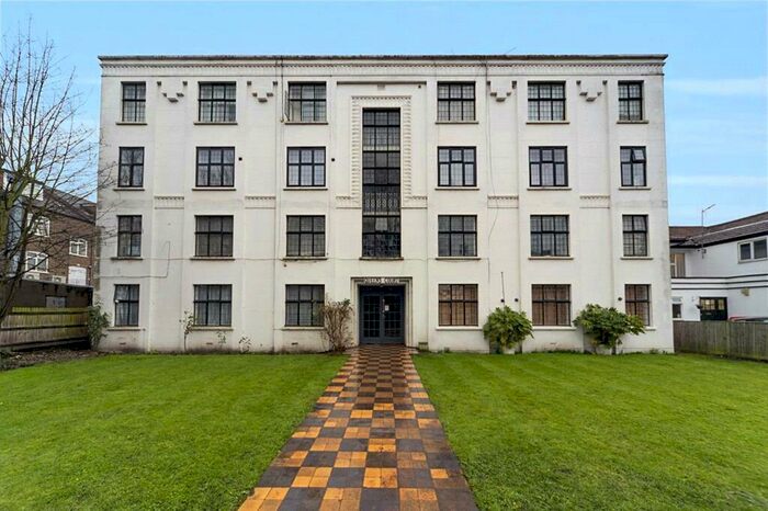 2 Bedroom Apartment To Rent In Warham Road, South Croydon, Surrey, CR2