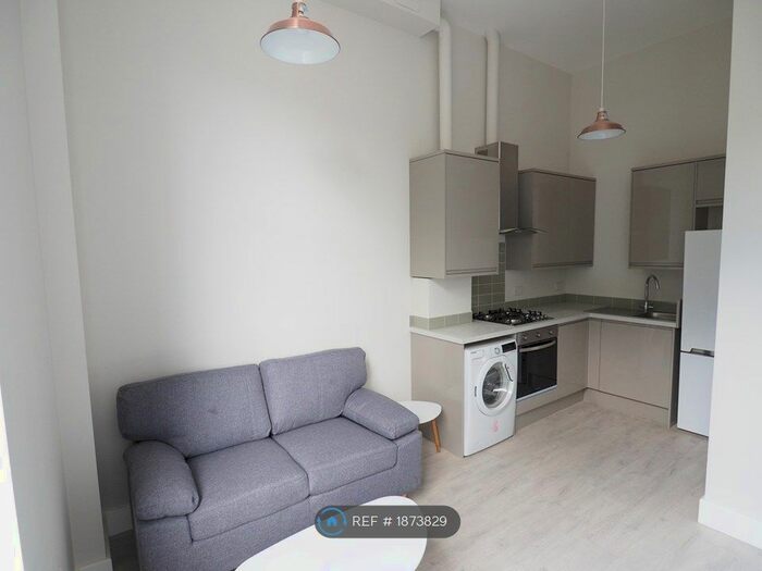 3 Bedroom Flat To Rent In Plough Apartments, London, N4