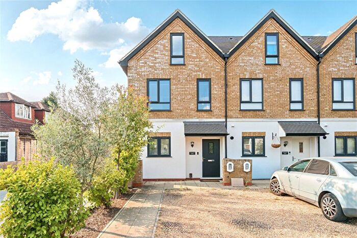 3 Bedroom End Terrace House For Sale In Field Common Lane, Walton-On-Thames, KT12