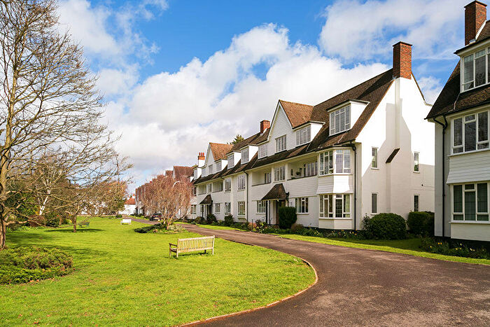2 Bedroom Flat For Sale In Watts Road, Thames Ditton, KT7