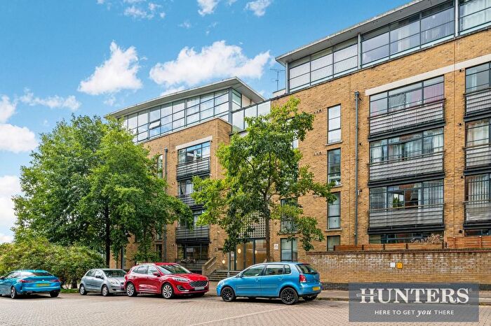 2 Bedroom Flat For Sale In Goat Wharf, Brentford, TW8
