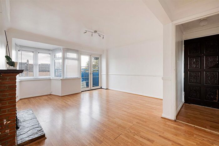 2 Bedroom Flat To Rent In Mill Lane, Woodford Green, IG8